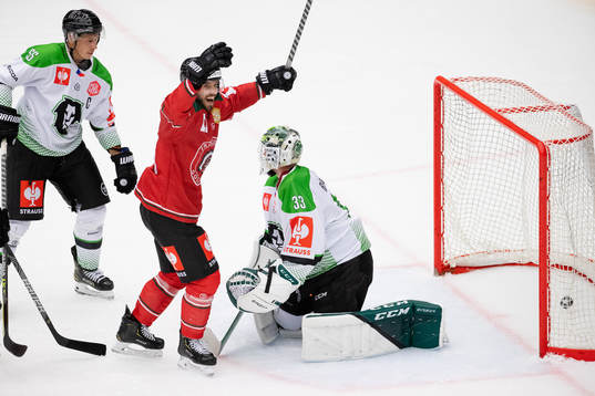Michael Spacek of Frölunda  celebrates scoring 4-3 behind
