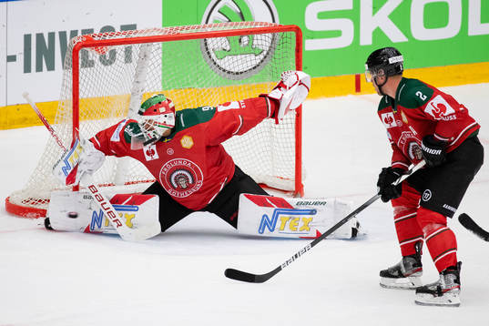Goalkeeper Matthew Tomkins of Frölunda  with a save