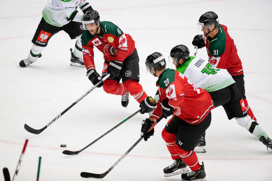 Stefan Elliot of Frölunda  and Jan Eberle of Mlada Boleslav