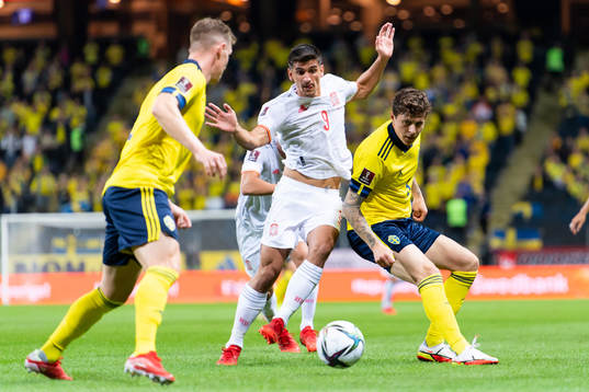 Gerard Moreno of Spain and Victor Nilsson Lindelöf of