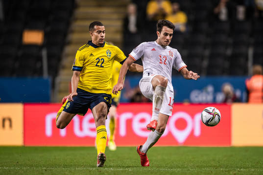 Robin Quaison of Sweden and Eric Garcia of Spain