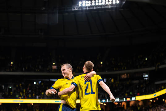 Viktor Claesson of Sweden celebrate with Dejan Kulusevski
