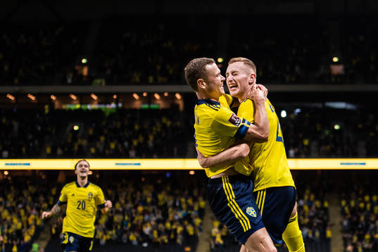 Viktor Claesson of Sweden celebrate with Dejan Kulusevski