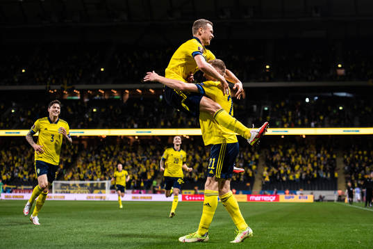 Viktor Claesson of Sweden celebrate with Dejan Kulusevski