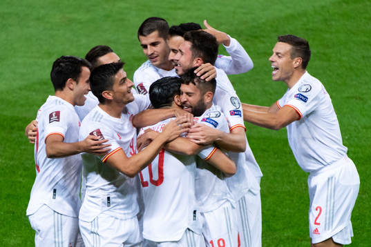 Players of Spain celebrate