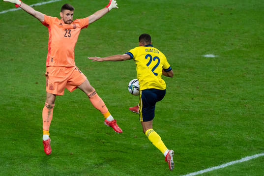 Goalkeeper Unai Simón of Spain against Robin Quaison of