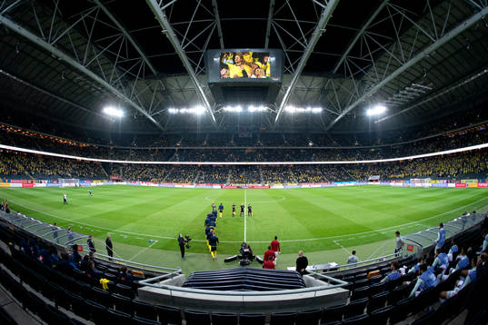 The players enter the pitch