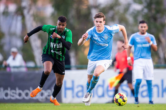 Råås Filip Svensson jagas av Högaborgs Abdi-Nasir Abdalle