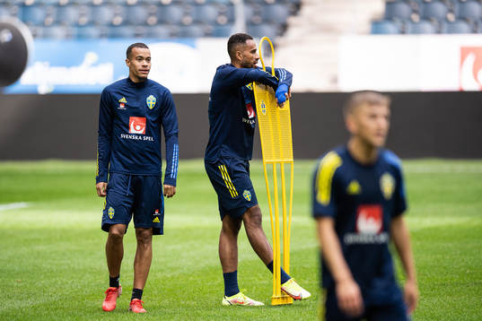 Robin Quaison and Isaac Kiese-Thelin of the Swedish