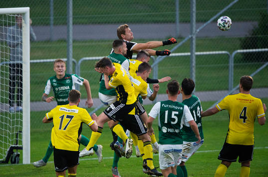 Hässleholms IF målvakt boxar undan bollen i matchen i