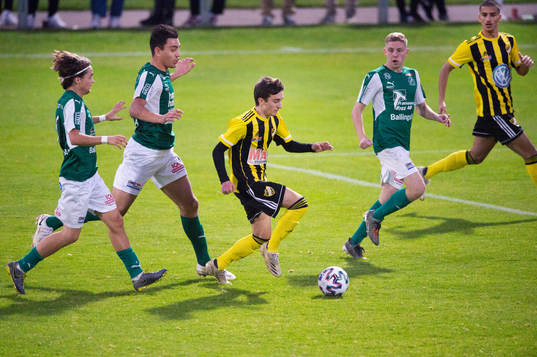 IFK Hässleholms Armin Culum lurar tre motståndare i