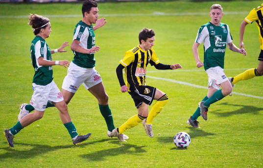 IFK Hässleholms Armin Culum lurar tre motståndare i