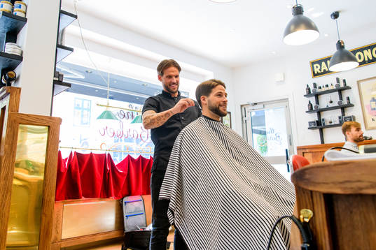 Alexander Molldén får sitt hår fixat av storebror