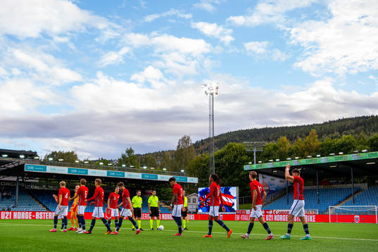 Noah Holm, Robin Dahl Østrøm and the players of Norway