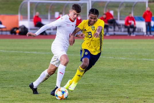 Schweizs Arbnor Gecaj mot Sveriges Momodou Lamin Sonko