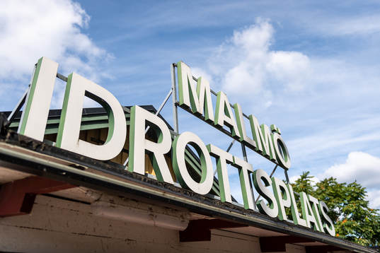 Exteriör vy över entrén till Malmö Idrottsplats