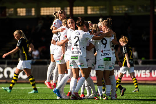 Rosengårds Gudrun Arnardottir jublar med lagkamrater