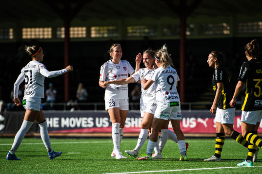 Rosengårds Gudrun Arnardottir jublar med lagkamrater