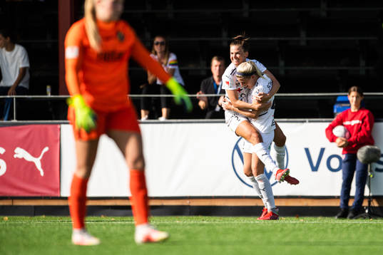 Rosengårds Katrine Veje och Olivia Schough jublar
