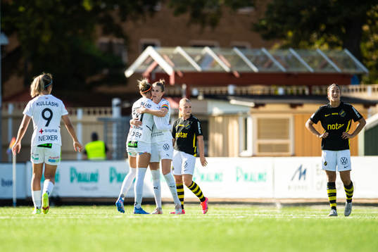 Rosengårds Sanne Troelsgaard och Emma Berglund jublar