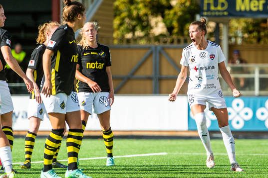 Rosengårds Emma Berglund jublar