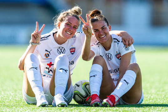 Rosengårds Stefanie Sanders och Katrine Veje jublar