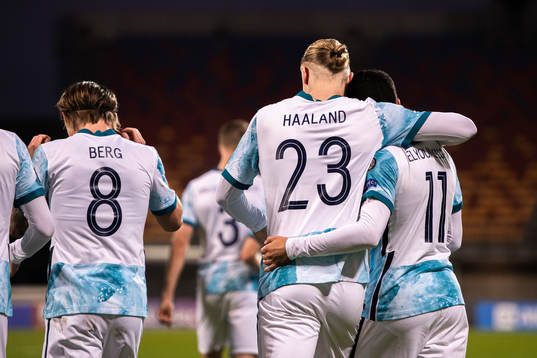 Mohamed Elyounoussi of Norway celebrate with Erling Braut