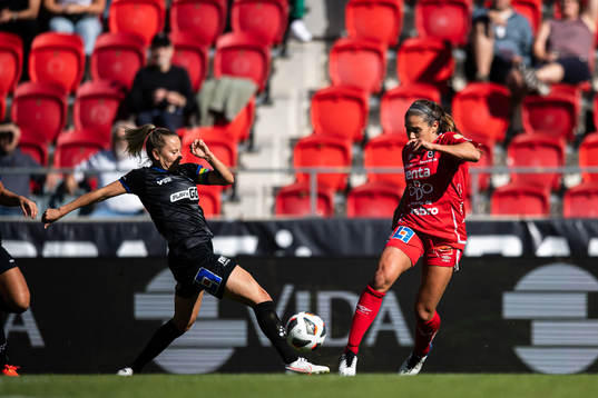 Växjös Emmi Alanen och Örebros Carly Wickenheiser