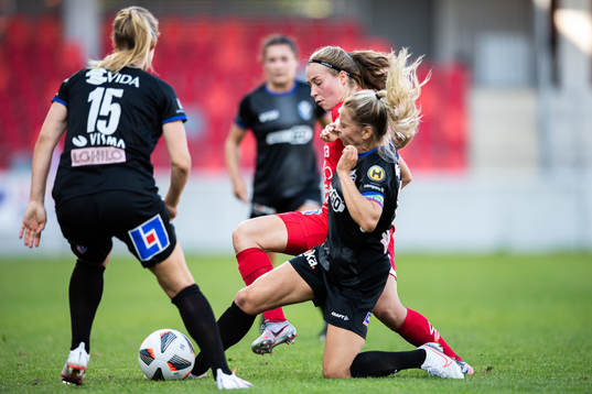 Örebros Heidi Kollanen och Växjös Emmi Alanen