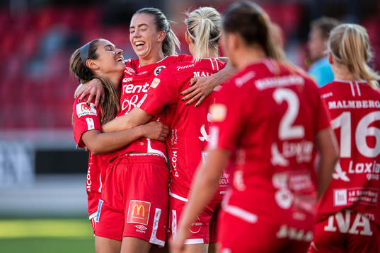 Örebros Carly Wickenheiser och Wilma Öhman jublar