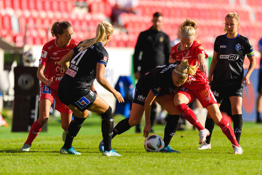 Växjös Adelina Engmani kamp med Örebros Anna Sandberg