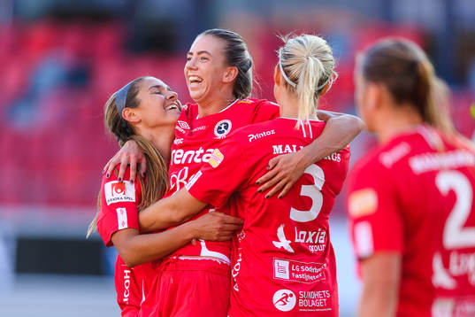 Örebros Wilma Öhman jublar med Carly Wickenheiser och