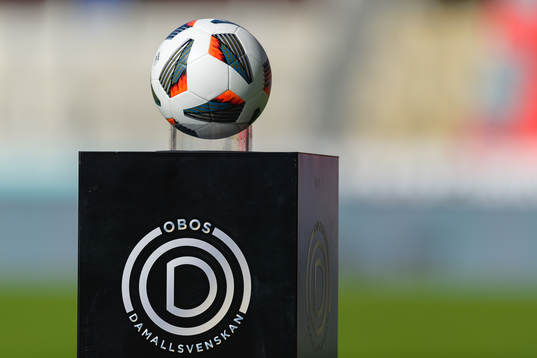 Matchboll före fotbollsmatchen i Damallsvenskan mellan