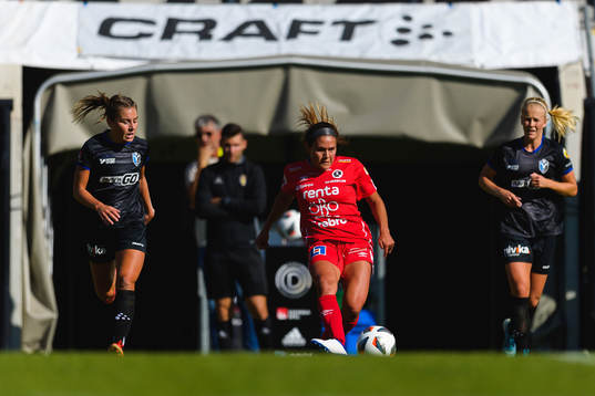Örebros Carly Wickenheiser mellan Växjös Andrea Mist