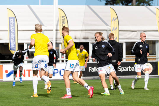 Falkenbergs spelare före fotbollsmatchen i Superettan