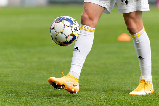 En fotboll före fotbollsmatchen i Superettan mellan