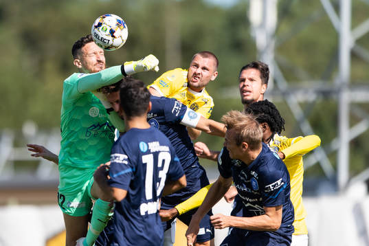 Akropolis målvakt Oresti Menka och Falkenbergs Axel Norén