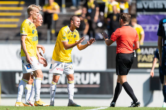 Falkenbergs Axel Norén i diskussion med domare Joakim