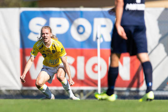 Falkenbergs Melker Nilsson jublar