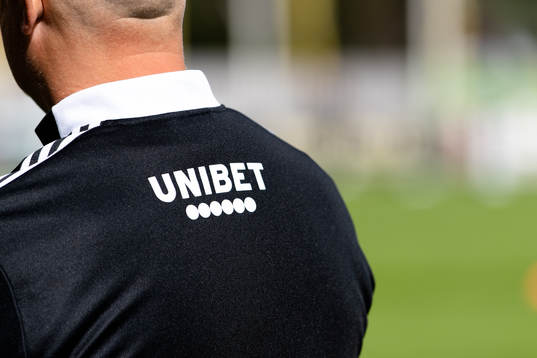 UNIBET logga på en tröja