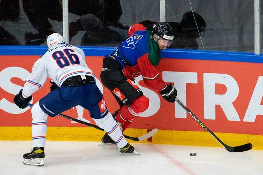 Dario Trutmann of Zurich and Michael Spacek of Frölunda
