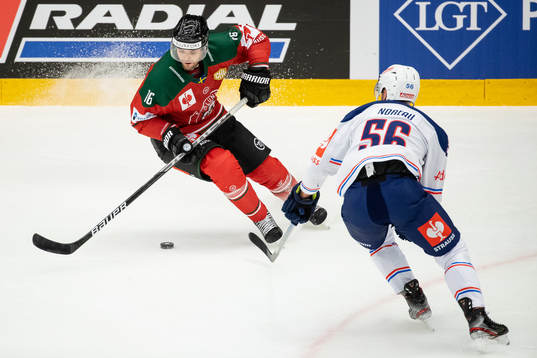 Stefan Elliot of Frölunda  and Maxim Noreau  of Zurich
