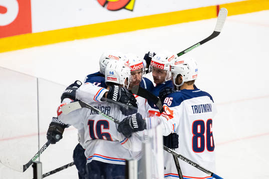 John Quenneville of Zurich celebrate the 2-3 goal with