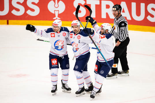 Patrick Geering of Zurich celebrate with teammates