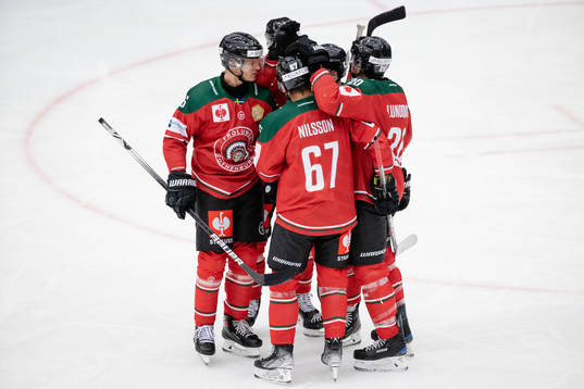 Mattias Norlinder of Frölunda celebrates the 3-1 goal with
