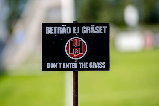 Skylt med texten ”Beträd ej gräset”