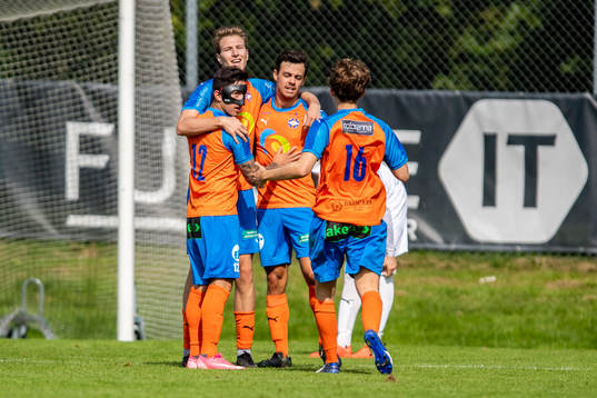Vejbys Emil Persson jublar tillsammans medlagkamrater