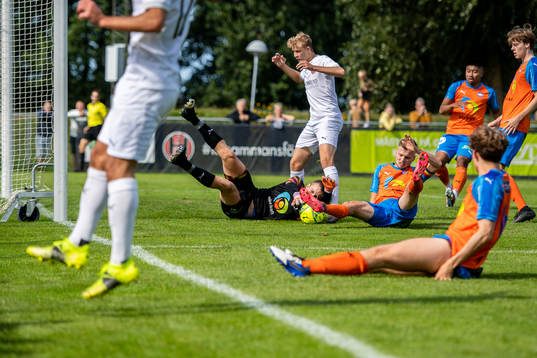 Hittarps Tim Amilon Persson oroar framför Vejbys målvakt