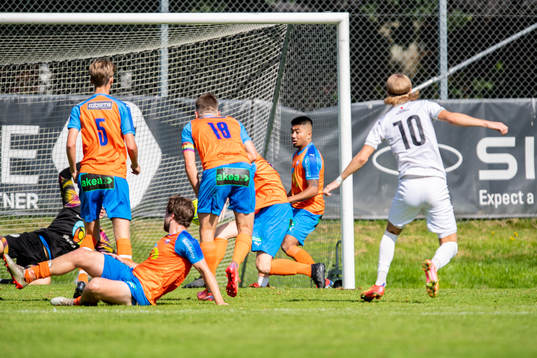 Hittarps Oliver Åkerman  oroar framför Vejbys mål