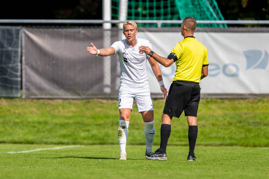 Hittarps Robin Wendin Thomasson samspråk med domare